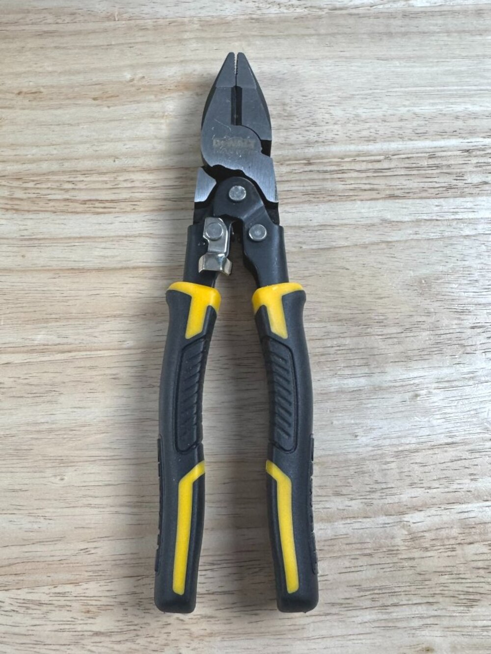 Dewalt 8 in. Compound Action Linesman Pliers DWHT70276 MC-116